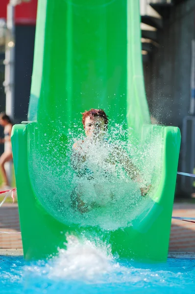 女の子は屋外 swimmin 水スライドで楽しい時を過す — ストック写真