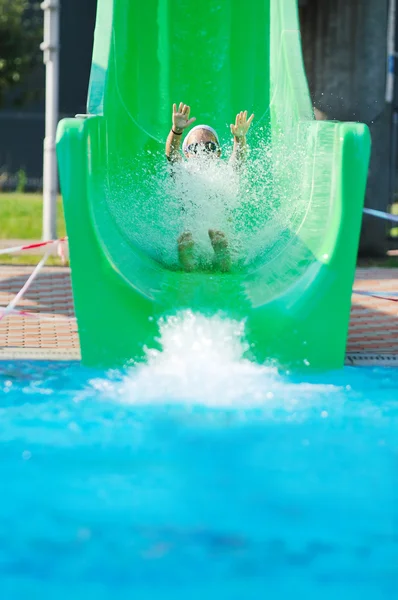 Chica divertirse en tobogán de agua al aire libre swimmin — Foto de Stock