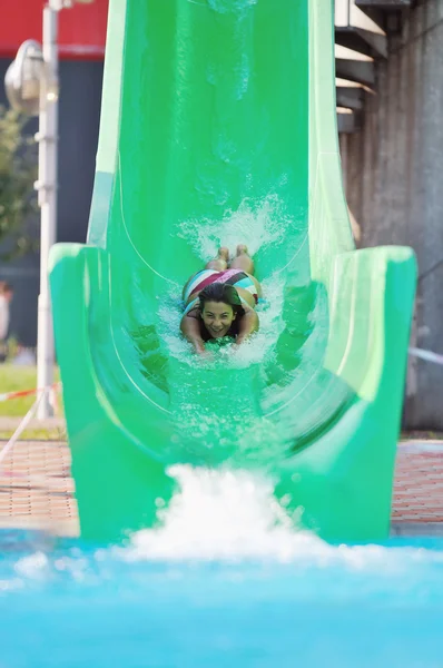 Chica divertirse en tobogán de agua al aire libre swimmin —  Fotos de Stock
