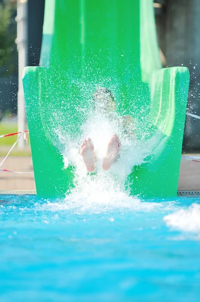 Mädchen haben Spaß auf Wasserrutsche im Freibad — Stockfoto