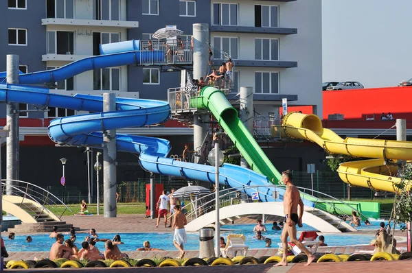 옥외 수영장에서 즐길 수있는 물 슬라이드 — 스톡 사진
