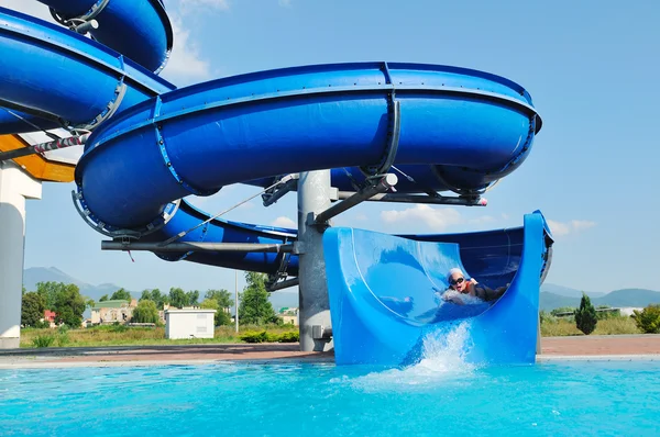 Vízi csúszda szórakoztató szabadtéri medencében — Stock Fotó