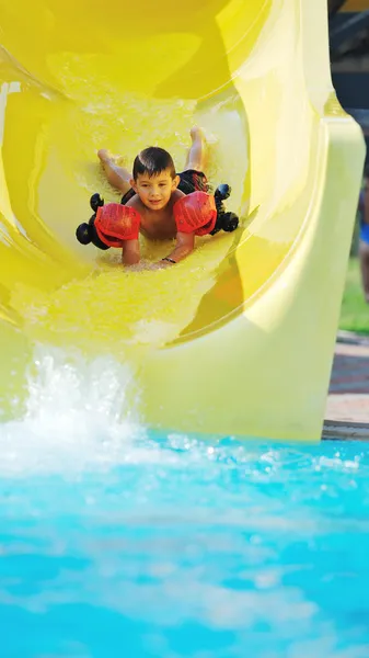 Vodní tobogán zábava na venkovním bazénu — Stock fotografie