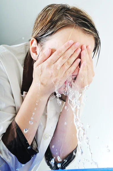 Kvinna ansikte tvätt — Stockfoto