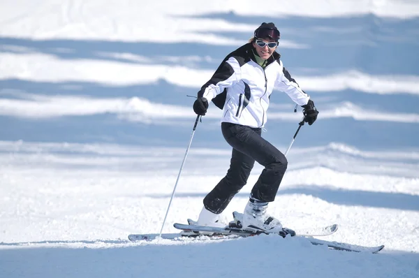 在异国女子滑雪 — 图库照片