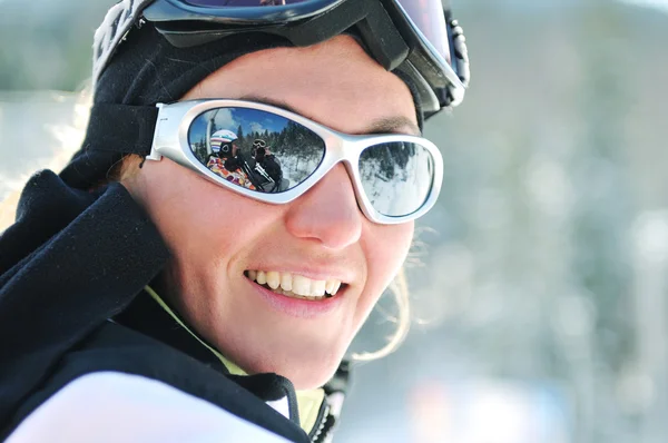 Winer kvinna ski — Stockfoto