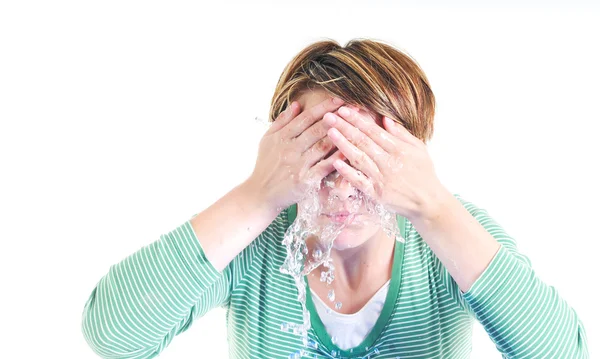 女人洗脸 — 图库照片