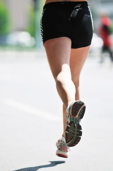 Marathon van vrouw uitvoeren — Stockfoto