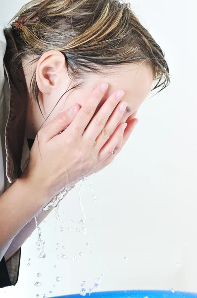 Kvinde ansigt vask - Stock-foto