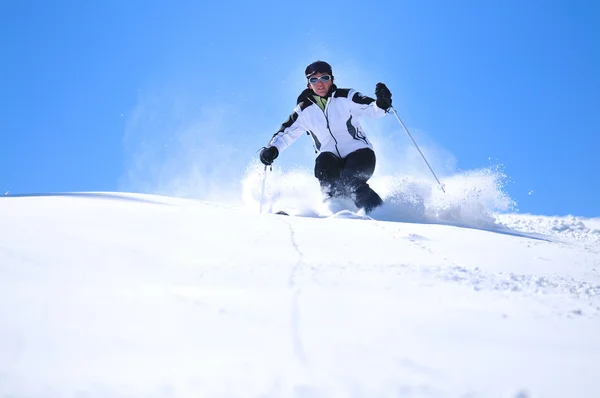 Winer kobieta narciarskich — Zdjęcie stockowe