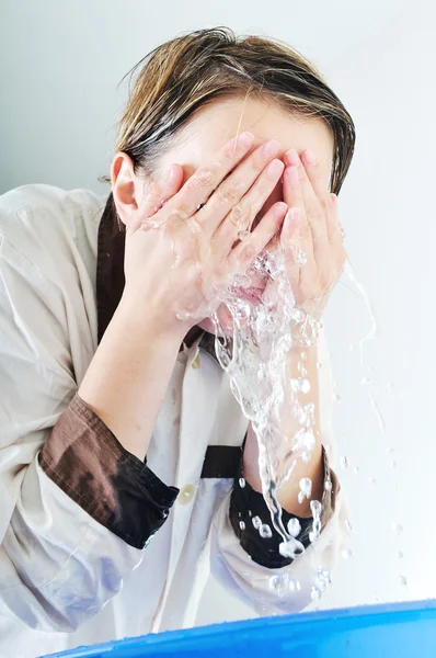 Femme lavage du visage — Photo