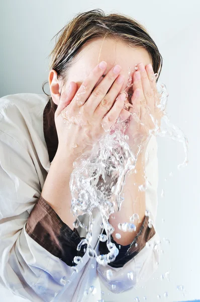 Kvinna ansikte tvätt — Stockfoto