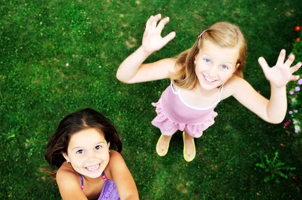 Дві щасливі дівчата розважаються на відкритому повітрі — стокове фото