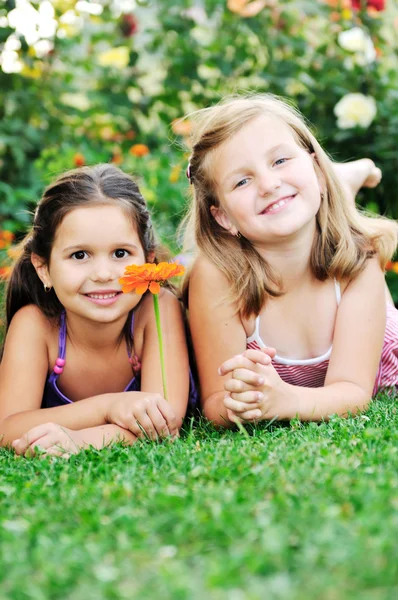 Dvě šťastné holky bavit venkovní — Stock fotografie