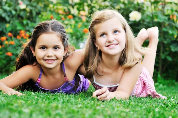 Дві щасливі дівчата розважаються на відкритому повітрі — стокове фото