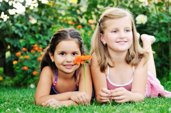 Twee gelukkige meisjes veel plezier outdoor — Stockfoto