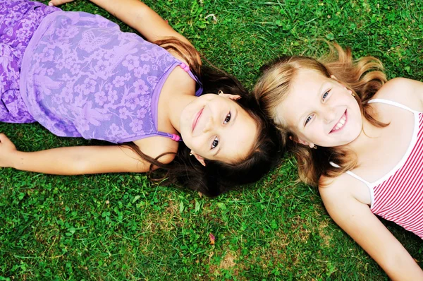 Две счастливые девушки веселятся на открытом воздухе — стоковое фото