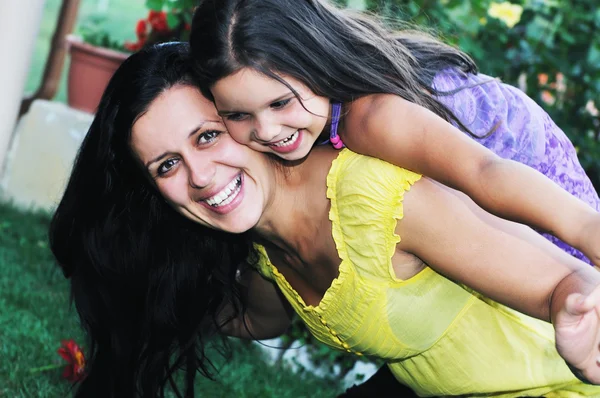 Счастливые мама и дочь на открытом воздухе — стоковое фото
