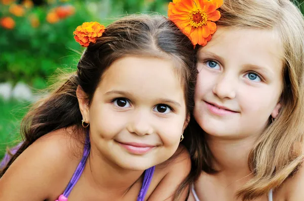 Duas meninas felizes se divertir ao ar livre — Fotografia de Stock