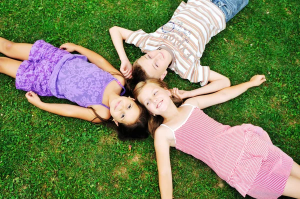 Niños felices al aire libre —  Fotos de Stock