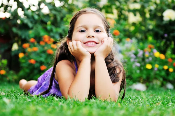 Feliz criança ao ar livre — Fotografia de Stock