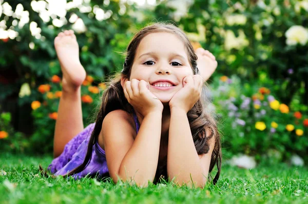 Счастливый ребенок на свежем воздухе — стоковое фото