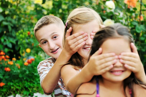 Niños felices al aire libre — Foto de Stock