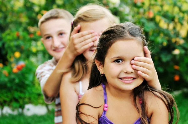 Niños felices al aire libre — Foto de Stock
