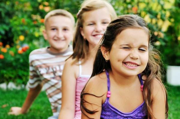 Crianças felizes ao ar livre — Fotografia de Stock