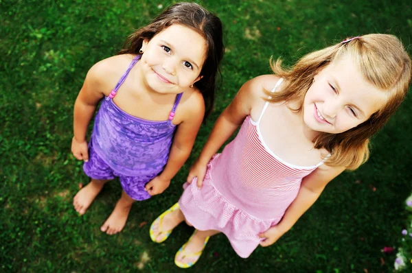 Két vidám fiatal lányok szórakozni szabadtéri — Stock Fotó