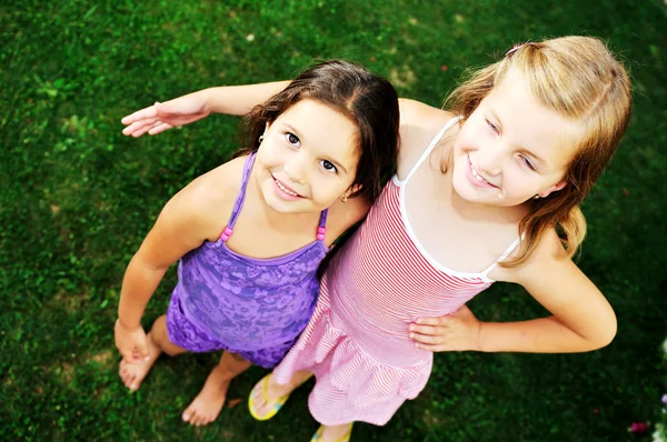 两个快乐女孩玩得开心户外 — 图库照片