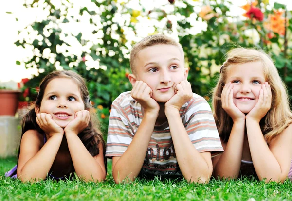 Crianças felizes ao ar livre — Fotografia de Stock