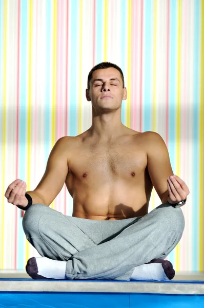 Homme de yoga — Photo