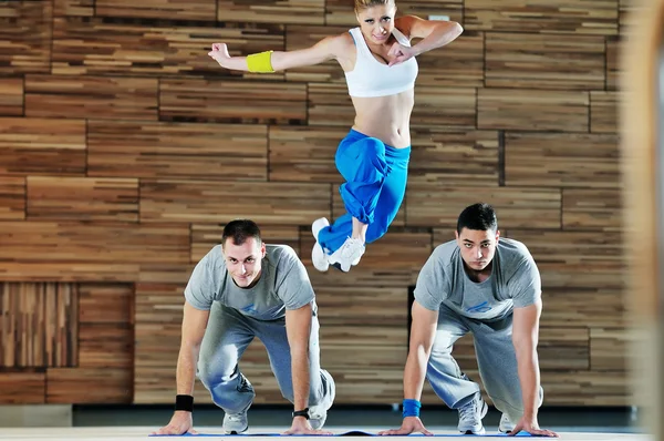 Grupo de adultos jóvenes en el gimnasio — Foto de Stock