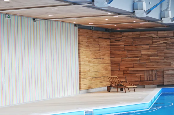 Mobiliário de madeira da piscina — Fotografia de Stock