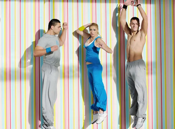 Unga vuxna gruppen i fitness-klubben — Stockfoto