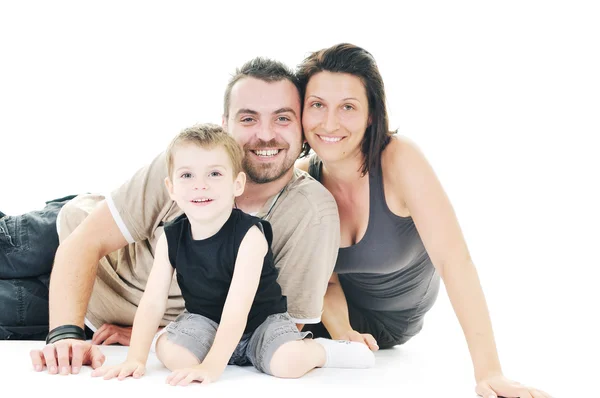 Счастливая молодая семья, изолированная на белом — стоковое фото