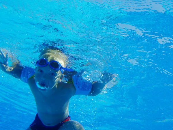 Ευτυχισμένο παιδί παιχνίδι στην πισίνα — Φωτογραφία Αρχείου