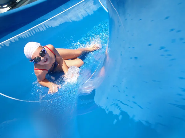 수영장에 행복 한 어린이 놀이 — 스톡 사진