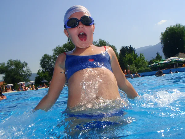 Criança feliz jogar na piscina — Fotografia de Stock