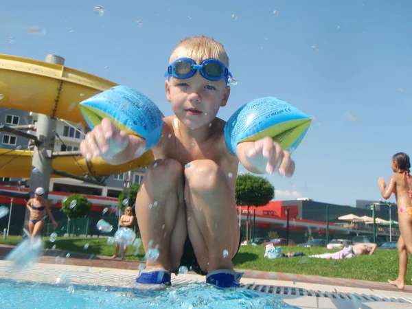 Happy child play on pool — Stock Photo, Image