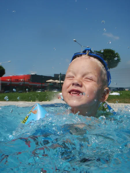 Lyckligt barn spela på pool — Stockfoto