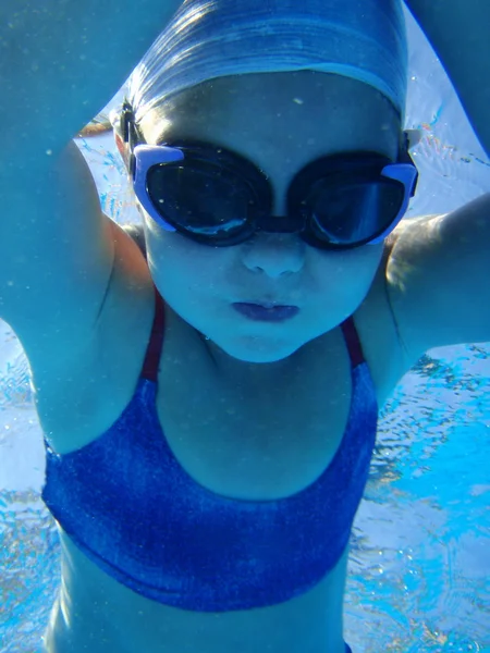 Happy child play on pool — Stock Photo, Image