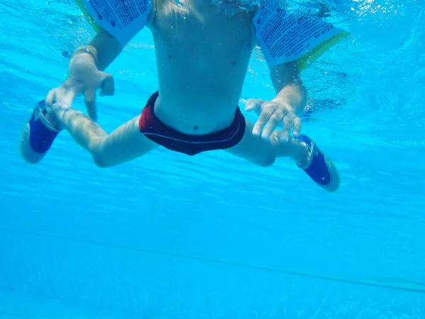 Šťastné dítě hrát na bazén — Stock fotografie