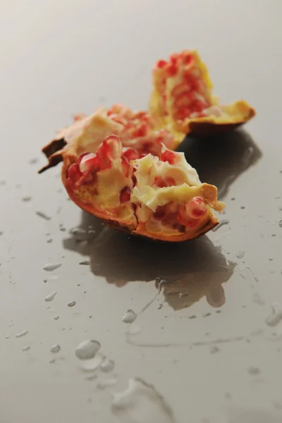 Pomegranate with reflection — Stock Photo, Image