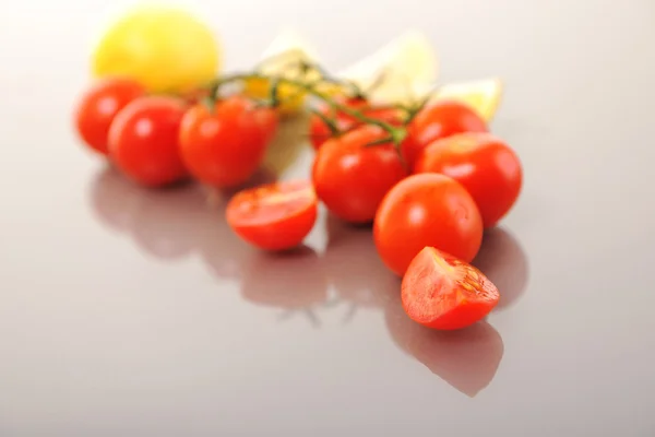 Tomaten und Zitrone — Stockfoto