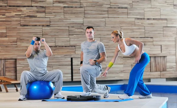 Young adults group in fitness club — Stock Photo, Image