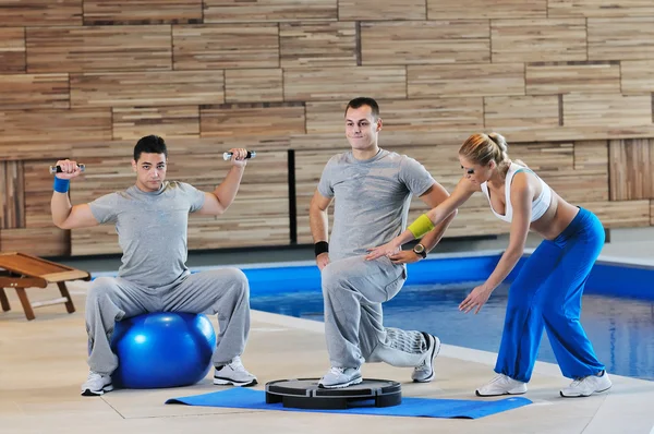Young adults group in fitness club — Stock Photo, Image