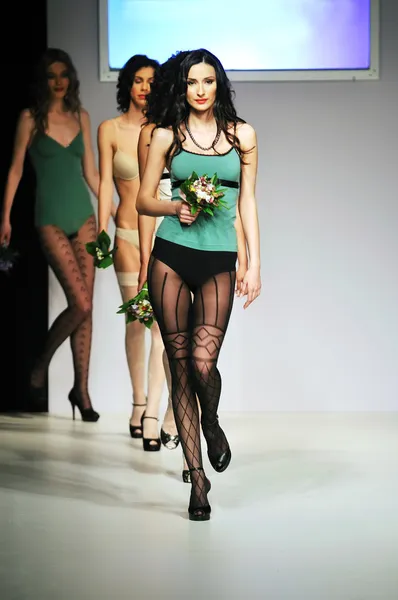 Mulher desfile de moda — Fotografia de Stock