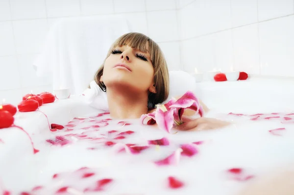 여자 목욕 꽃 — 스톡 사진